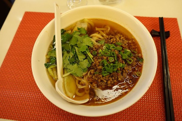 Noodles_in_soup_with_spicy_ground_pork,_Tasty_Nouilles,_Paris_001